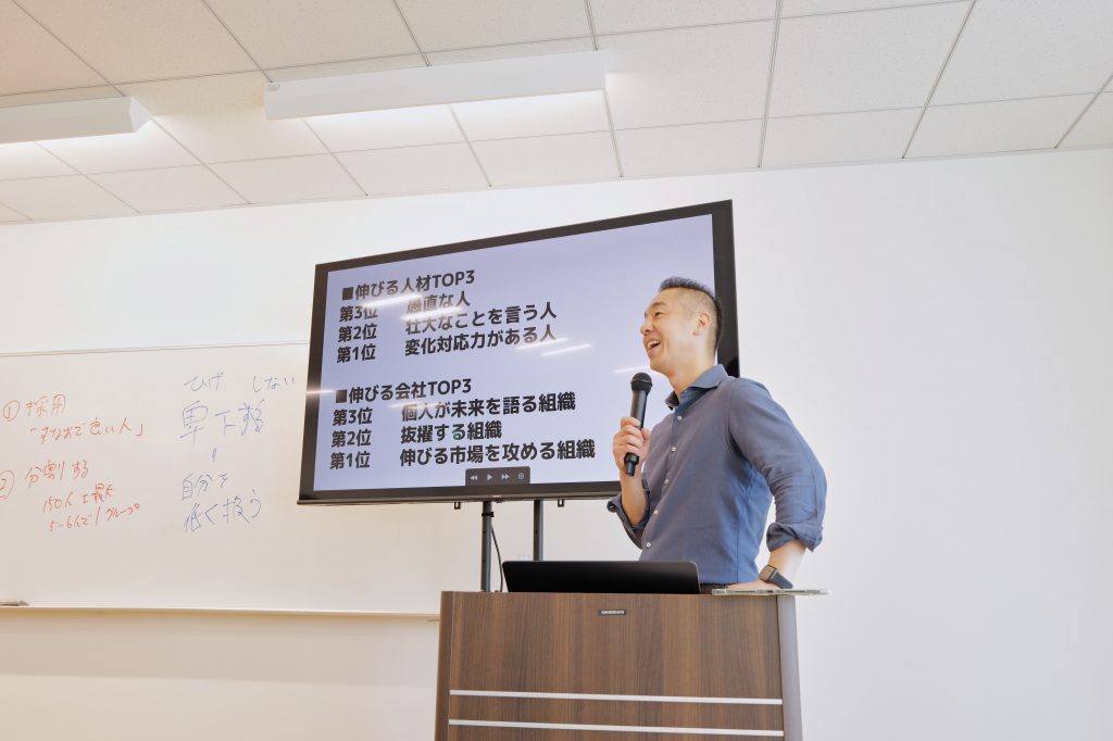 DBM学科講義中の曽山哲人さん