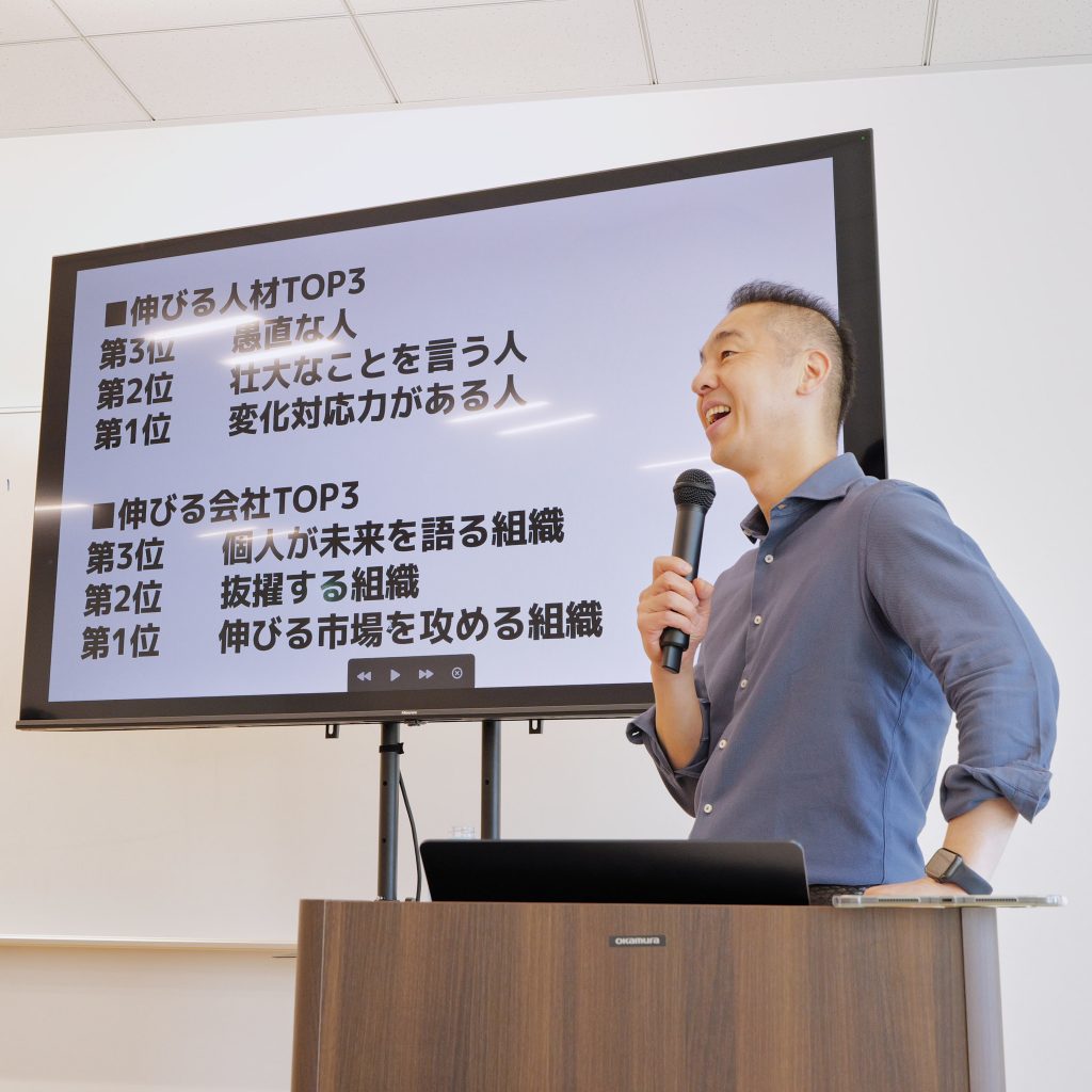 DBM学科の講義でお話されている曽山哲人さん